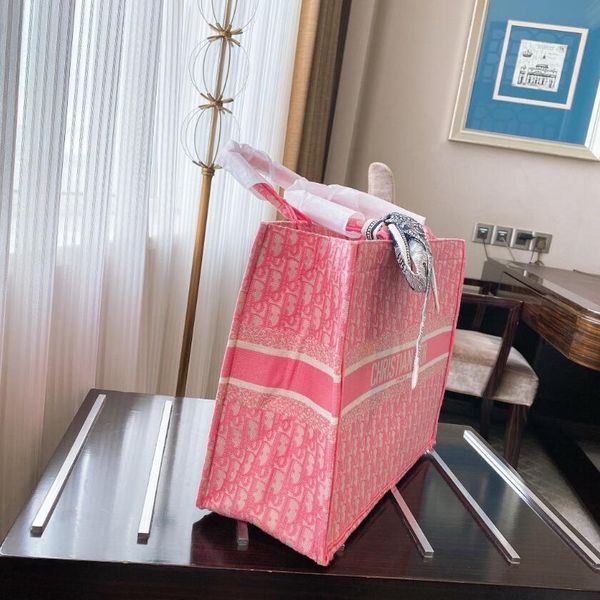 2020 fashion classic lady embroidered double fabric shopping bag accessories style size: 36*28 cm
2020 fashion classic lady embroidered double fabric shopping bag accessories style size: 36*28 cm