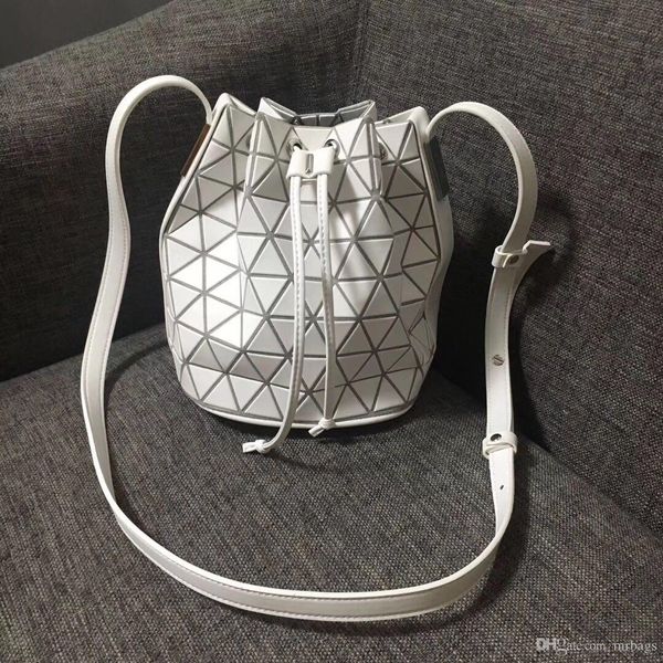 lady bucket bag high-end custom quality designer single-shoulder bag fashion leisure college style geometric pattern stitching design
lady bucket bag high-end custom quality designer single-shoulder bag fashion leisure college style geometric pattern stitching design