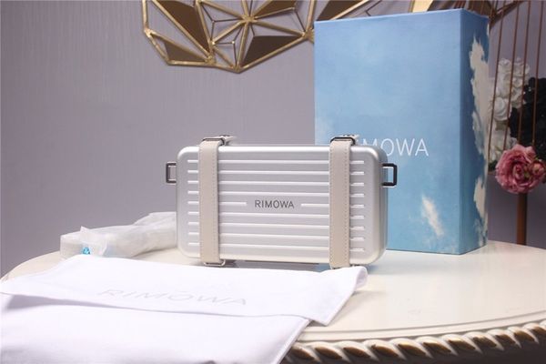 2020 новые дизайнеры сумки 2DRCA295YWT_H31E женская сумка черный и RIMOWA личный клатч из алюминия и зернистой телячьей кожи
2020 новые дизайнеры сумки 2DRCA295YWT_H31E женская сумка черный и RIMOWA личный клатч из алюминия и зернистой телячьей кожи