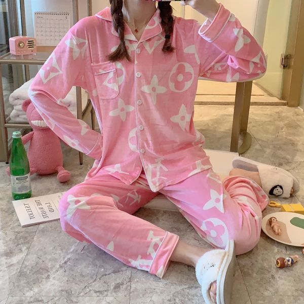 sleepwear 2019 autumn and winter with new models in europe station big bee gold velvet cardigan pajamas suit 3, White
sleepwear 2019 autumn and winter with new models in europe station big bee gold velvet cardigan pajamas suit 3, White