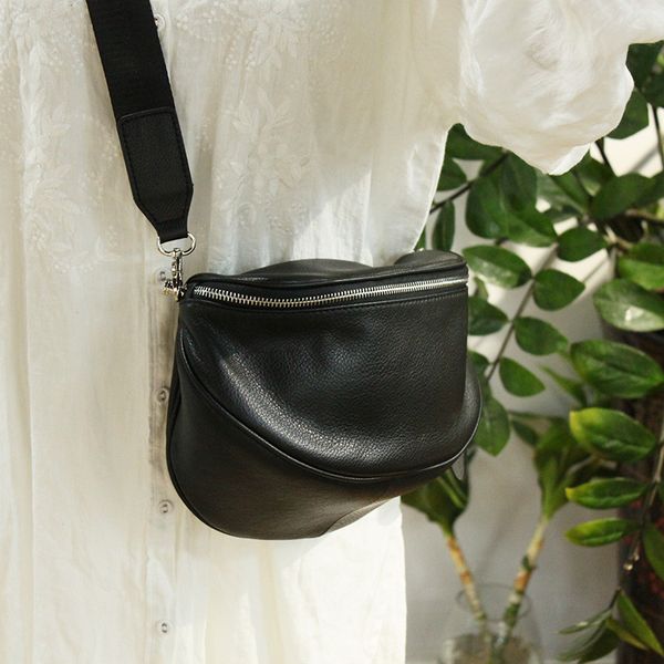 2020 new leisure pillow bag solid color simple large capacity wide shoulder strap crossbody bag
2020 new leisure pillow bag solid color simple large capacity wide shoulder strap crossbody bag