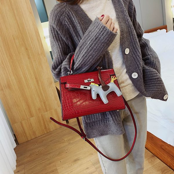 2020 new designer handbag lock luxury fashion portable female designer shoulder diagonal pendant bag
2020 new designer handbag lock luxury fashion portable female designer shoulder diagonal pendant bag