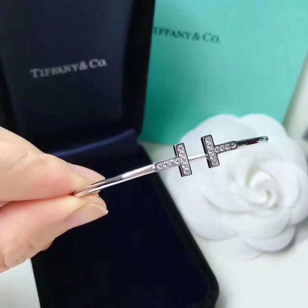 k2020designer of the latest fashion brand&#;130 pure titanium steel gold rose bracelet suitable for all kinds of places, Golden;silver
k2020designer of the latest fashion brand&#;130 pure titanium steel gold rose bracelet suitable for all kinds of places, Golden;silver