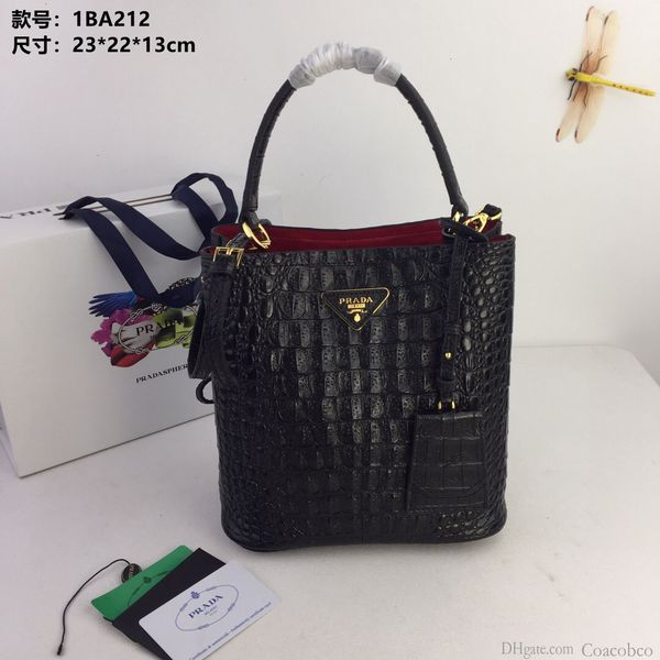 designer bag detachable strap tote bag metal accessories covered magnetic buckle design clutch size: 23*22*13 cm
designer bag detachable strap tote bag metal accessories covered magnetic buckle design clutch size: 23*22*13 cm