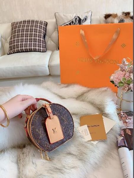 the new women' is a versatile cross-body bag with a small round shoulder bag and a bag size of 21*15*9cm
the new women' is a versatile cross-body bag with a small round shoulder bag and a bag size of 21*15*9cm