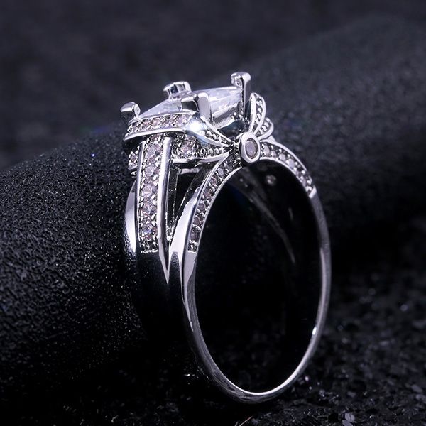 huitan trendy women wedding rings with solitaire cubic zircon stone prong setting silver plated proposal finger rings for girl, Slivery;golden
huitan trendy women wedding rings with solitaire cubic zircon stone prong setting silver plated proposal finger rings for girl, Slivery;golden