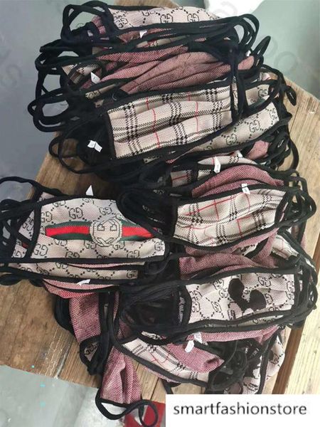 designer face mask letter print breathable fashion reusable washable cloth cycling outdoor luxury masks 
designer face mask letter print breathable fashion reusable washable cloth cycling outdoor luxury masks