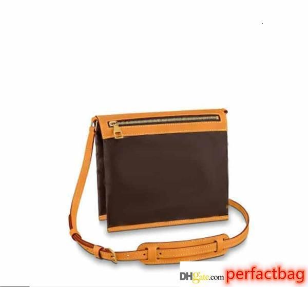 fashion two color postman bag composed of two zipper handbags connected by mountaineering style hooks on the side can be used as a wallet
fashion two color postman bag composed of two zipper handbags connected by mountaineering style hooks on the side can be used as a wallet
