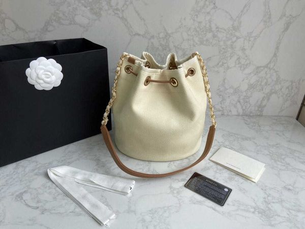 new lady's shopping bag 7a high-end custom quality handbag fashion style gold metal accessories with long shoulder strap
new lady's shopping bag 7a high-end custom quality handbag fashion style gold metal accessories with long shoulder strap