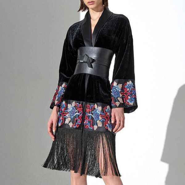 women vintage velvet trench coat autumn winter embroidery tassels long coat women 2019 new, Tan;black
women vintage velvet trench coat autumn winter embroidery tassels long coat women 2019 new, Tan;black