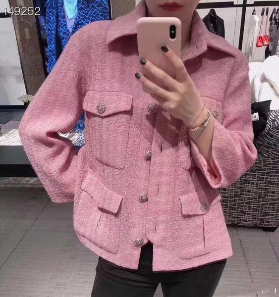 2020 spring luxury vintage women formal tweed jacket coat runway designer gem buckle single breasted chain female party pink wool clothes, Black;brown
2020 spring luxury vintage women formal tweed jacket coat runway designer gem buckle single breasted chain female party pink wool clothes, Black;brown