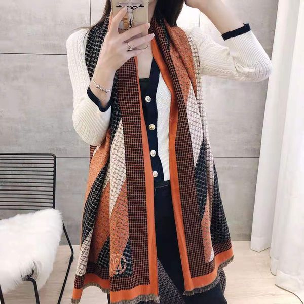 2020high-quality brand luxury design turbo edge female plaid fringe autumn and winter wool scarf of transport costs, Blue;gray
2020high-quality brand luxury design turbo edge female plaid fringe autumn and winter wool scarf of transport costs, Blue;gray