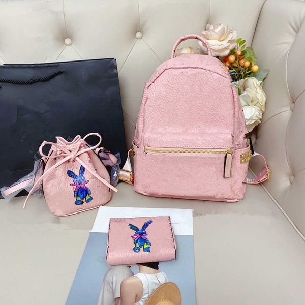 2020 последний дизайнер три комбинации рюкзака + ковш сумка + кошелек розовых женщин сочетание супер модно
2020 последний дизайнер три комбинации рюкзака + ковш сумка + кошелек розовых женщин сочетание супер модно