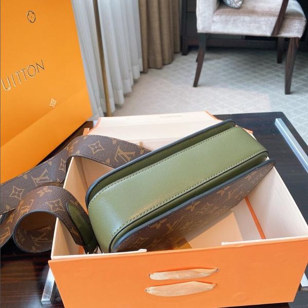 new fashion print women's fashion wide shoulder strap metal trim women's travel bag shoulder bag cross-body bag
new fashion print women's fashion wide shoulder strap metal trim women's travel bag shoulder bag cross-body bag