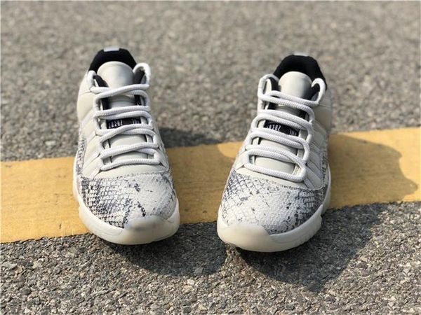 2020 fashion 11 low se snakeskin white grey basketball shoes real carbon fiber cd6846 -002 light bone authentic sports shoes size 7 -1
2020 fashion 11 low se snakeskin white grey basketball shoes real carbon fiber cd6846 -002 light bone authentic sports shoes size 7 -1