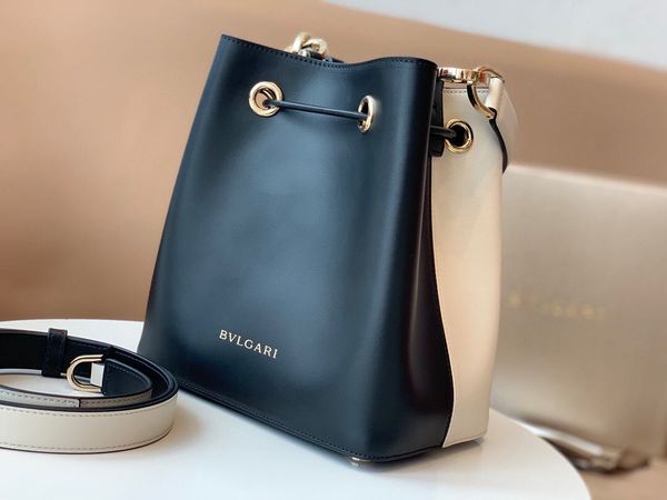 new lady's handbag 7a high-end custom quality large capacity handbag fashion style gold accessories with long shoulder strap
new lady's handbag 7a high-end custom quality large capacity handbag fashion style gold accessories with long shoulder strap