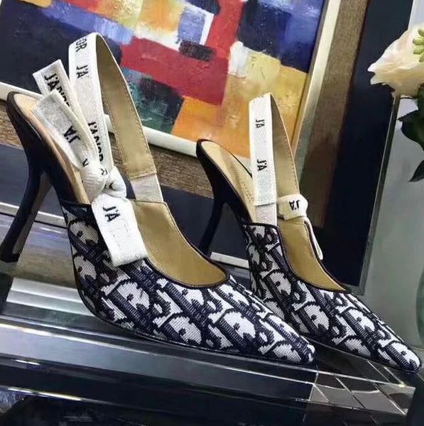 2019 woman slippers slides summer flat/heels slippers solid hollow out women slides classic slippers size:35-41 with box 02, Black
2019 woman slippers slides summer flat/heels slippers solid hollow out women slides classic slippers size:35-41 with box 02, Black