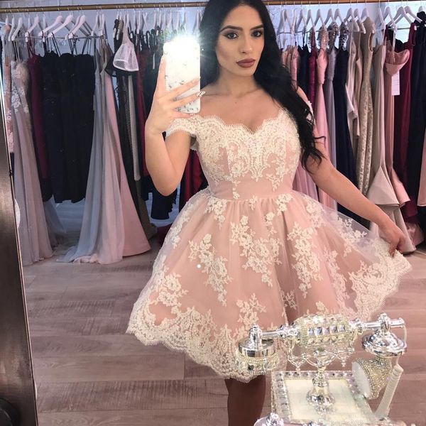 

2019 New Short Cocktail Dresses Tiered Tulle Lace Applique Off Shoulder Zipper Back Mini Homecoming Graduation Dress Party Gowns