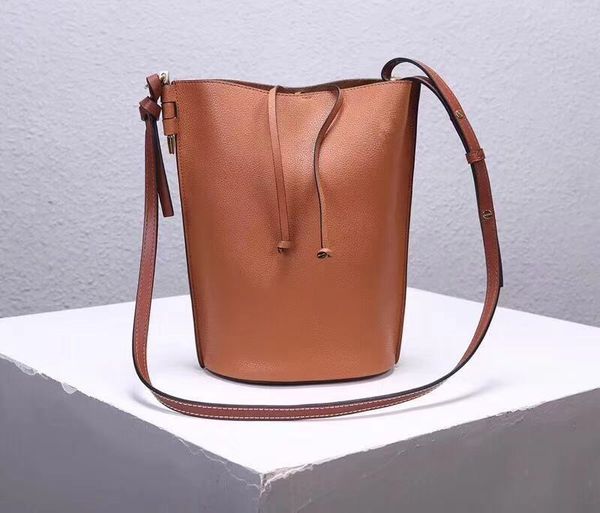 ms. classic stylish and casual style. the leather creates a large capacity bucket bag. leather shoulder strap shoulder bag
ms. classic stylish and casual style. the leather creates a large capacity bucket bag. leather shoulder strap shoulder bag