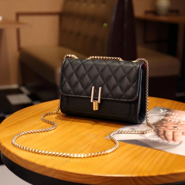 2020 spring and summer new women's bag korean version lock lingge chain bag fashion shoulder messenger ladies small tide
2020 spring and summer new women's bag korean version lock lingge chain bag fashion shoulder messenger ladies small tide