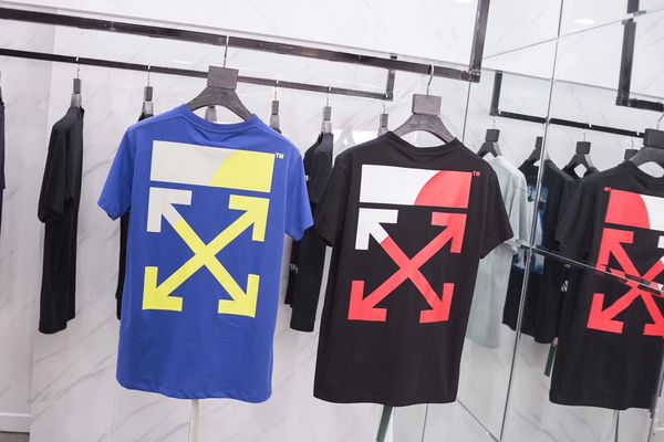the 2019 spring-summer color arrow logo is the same for men and women in a loose cotton t-shirt with short sleeves, White;black
the 2019 spring-summer color arrow logo is the same for men and women in a loose cotton t-shirt with short sleeves, White;black