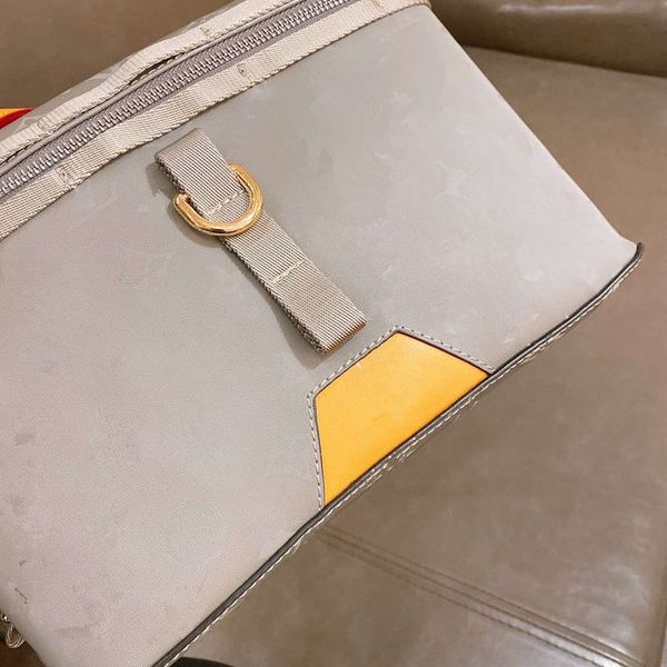 the new 2020 ms messenger inclined genuine leather handbag silver laser single shoulder bag bucket woman purses the designer handbags
the new 2020 ms messenger inclined genuine leather handbag silver laser single shoulder bag bucket woman purses the designer handbags
