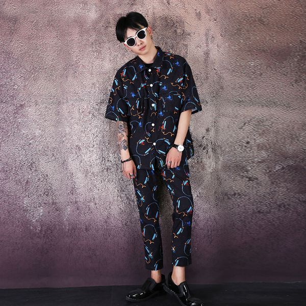 men 2pcs suits sets fashion print short sleeve casual streetwear hip hop shirt slim fit pant can custom made stage clothing, White;black
men 2pcs suits sets fashion print short sleeve casual streetwear hip hop shirt slim fit pant can custom made stage clothing, White;black