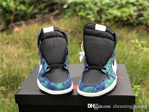 2020 air aauthentic 1 high og retro wmns tie-dye basketball shoes white black aurora green woman man sneakers cd0461-100 with box
2020 air aauthentic 1 high og retro wmns tie-dye basketball shoes white black aurora green woman man sneakers cd0461-100 with box
