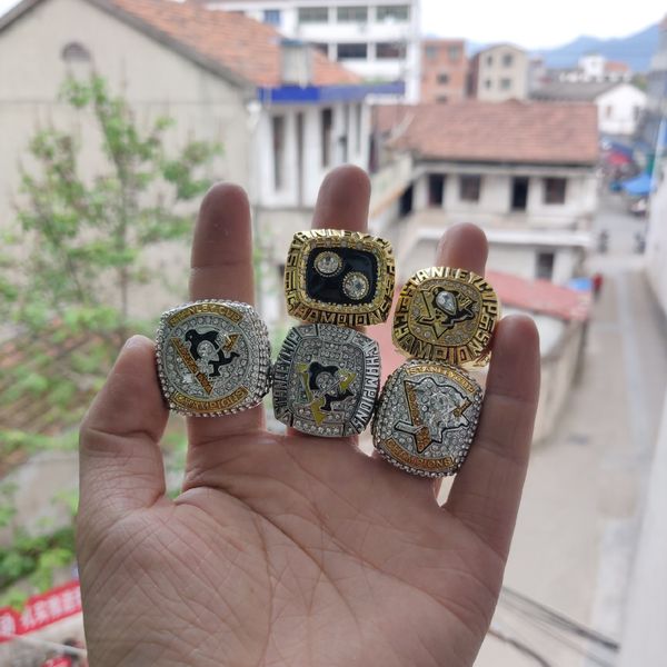 2019 Оптовая 5 шт. кольцо PITTSBURGH PENGUINs STANLEY кубок чемпионата кольцо набор мужчин вентилятор сувенир подарок
2019 Оптовая 5 шт. кольцо PITTSBURGH PENGUINs STANLEY кубок чемпионата кольцо набор мужчин вентилятор сувенир подарок