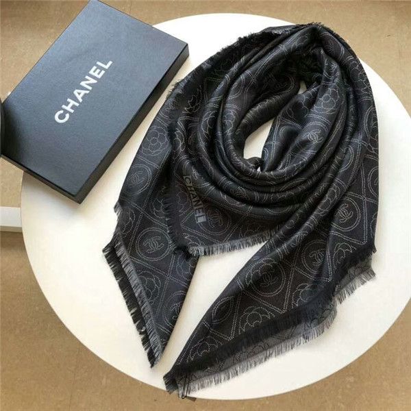 Wholesale high-quality fashionable women autumn and winter wool and silk letter flower plaid scarf shawl size 140*140cm scarf without box
Wholesale high-quality fashionable women autumn and winter wool and silk letter flower plaid scarf shawl size 140*140cm scarf without box