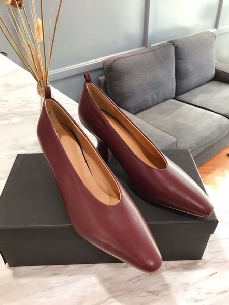 2019 sell women's matte flat classic designer shoes casual sandals patent genuine leather cowhide slippers size35-39, Black
2019 sell women's matte flat classic designer shoes casual sandals patent genuine leather cowhide slippers size35-39, Black