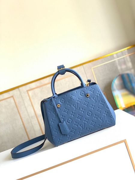 classic lady's handbag 5a high-end custom quality handbag fashion business casual style metal accessories with long shoulder strap
classic lady's handbag 5a high-end custom quality handbag fashion business casual style metal accessories with long shoulder strap