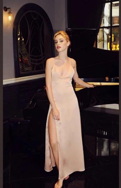 banquet deep v-neck single side high slit condole belt slim dress wrap skirt nightgown, Black;gray
banquet deep v-neck single side high slit condole belt slim dress wrap skirt nightgown, Black;gray