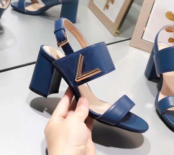 2020 woman slippers slides summer shoes casual slippers solid hollow out women slides slippers size:35-39 with box 01l1551, Black
2020 woman slippers slides summer shoes casual slippers solid hollow out women slides slippers size:35-39 with box 01l1551, Black