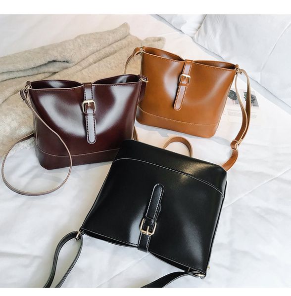 Ladies simple single shoulder slant small bag 2019 summer new Korean PU women's bag vintage belt bucket bag
Ladies simple single shoulder slant small bag 2019 summer new Korean PU women's bag vintage belt bucket bag