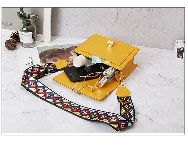 the new 2020 pure color cross-body bag, the fashion trend all over the bag, students mini bag 
the new 2020 pure color cross-body bag, the fashion trend all over the bag, students mini bag