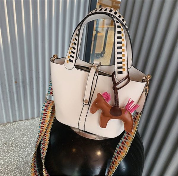 дизайнер портативный bucket bag мода матерью ребенка сумки tide одно плечо fashion5 ph-cfy2001123
дизайнер портативный bucket bag мода матерью ребенка сумки tide одно плечо fashion5 ph-cfy2001123