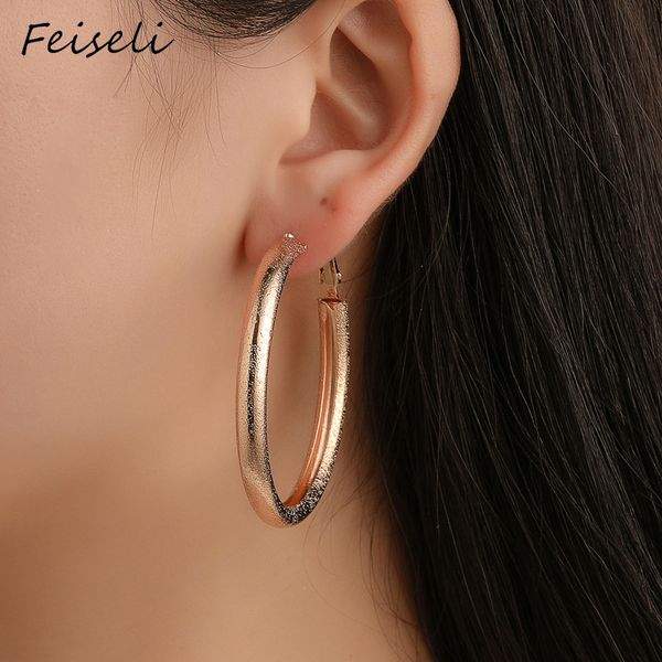 feiseli silver gold color matt metal round hoop earring for women personalized circle geometric earring fashion ear jewelry, Golden;silver
feiseli silver gold color matt metal round hoop earring for women personalized circle geometric earring fashion ear jewelry, Golden;silver