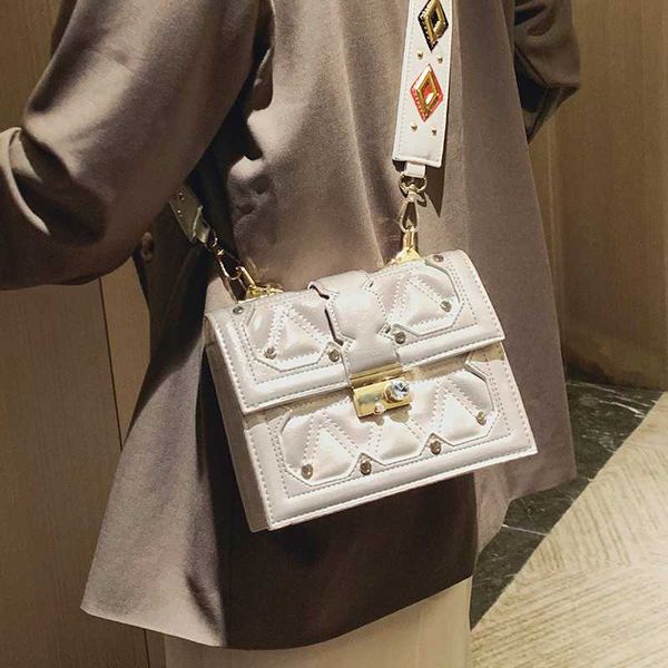 female flap square bag 2019 new leather women's handbag diamond lock shoulder messenger bag
female flap square bag 2019 new leather women's handbag diamond lock shoulder messenger bag