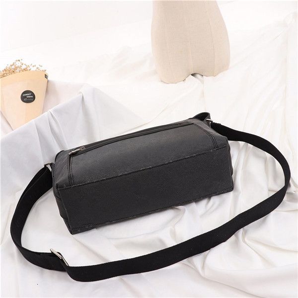 2020 trumpet. man's bag. business styling, fashion postman bag, front bag design, silver metal, wide shoulder straps
2020 trumpet. man's bag. business styling, fashion postman bag, front bag design, silver metal, wide shoulder straps