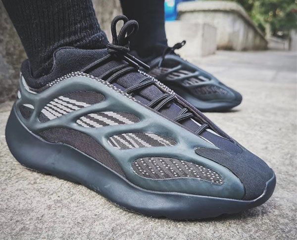2020 wholesale 700 v3 black designer shoes for sale glows in the dark kanye west men womens running shoes
2020 wholesale 700 v3 black designer shoes for sale glows in the dark kanye west men womens running shoes