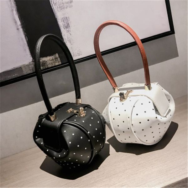 original design 2020 new metal handle to the semi-circular dumplings package trend female semi-circular hand shoulder bag
original design 2020 new metal handle to the semi-circular dumplings package trend female semi-circular hand shoulder bag