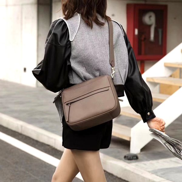 leather crossbody bag simple and elegant fashion wild layer cowhide wide shoulder strap ladies shoulder bag
leather crossbody bag simple and elegant fashion wild layer cowhide wide shoulder strap ladies shoulder bag