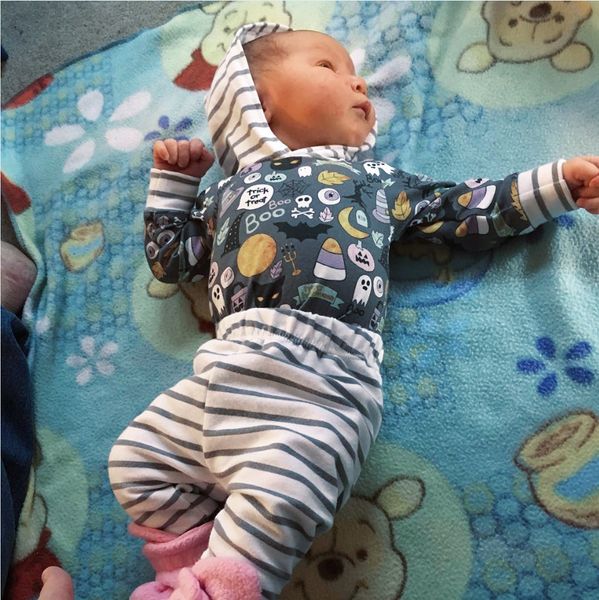 тыква bat хэллоуин new born одежда для младенцев набор мальчики с капюшоном печатные romper + stripe брюки 2pcs outfit set, White
тыква bat хэллоуин new born одежда для младенцев набор мальчики с капюшоном печатные romper + stripe брюки 2pcs outfit set, White