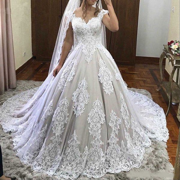 мода кружева бальное платье свадебные платья аппликация sheer милая шеи свадебные платья суд поезд тюль vestidos de novia, White
мода кружева бальное платье свадебные платья аппликация sheer милая шеи свадебные платья суд поезд тюль vestidos de novia, White