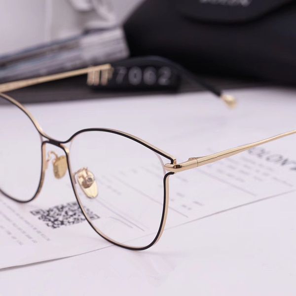 new hollowed-out cat eye optical frame metal frame flat goggle piece stainless steel imported coil wire business model 7062 size 51-20-145
new hollowed-out cat eye optical frame metal frame flat goggle piece stainless steel imported coil wire business model 7062 size 51-20-145