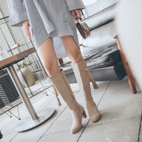 boots oversized europeans and americans with round heads, simple thick heels, high tassels, Black
boots oversized europeans and americans with round heads, simple thick heels, high tassels, Black
