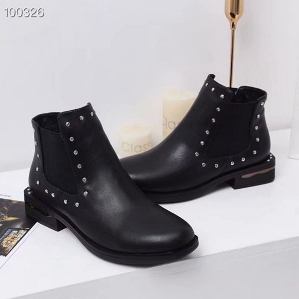 international big-name leather face rivet fashion star with the same paragraph boots wear rubber bottom new ankle boots 35-39
international big-name leather face rivet fashion star with the same paragraph boots wear rubber bottom new ankle boots 35-39