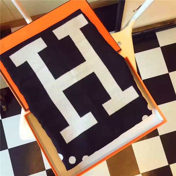 2019super bright and expensive monoque scarf is a new product for autumn/winter 2019, which is designed for female designers, Blue;gray
2019super bright and expensive monoque scarf is a new product for autumn/winter 2019, which is designed for female designers, Blue;gray