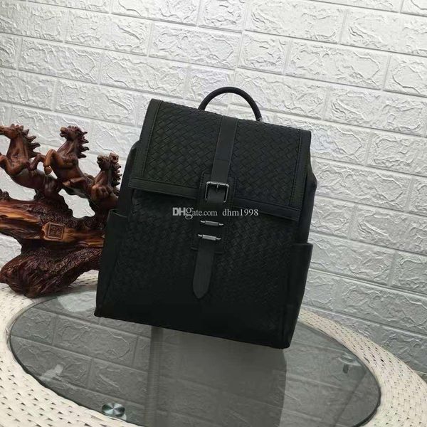 2020 fashion men's official shoulder bag waxed leather material button large capacity men's mountaineering bag travel bag can put
2020 fashion men's official shoulder bag waxed leather material button large capacity men's mountaineering bag travel bag can put